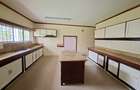 5 Bed House with En Suite at Close To Un - 19
