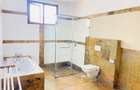 4 Bed Apartment with En Suite in Riverside - 16