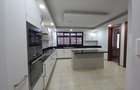 5 Bed Townhouse with En Suite in Spring Valley - 16