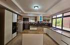 4 Bed Apartment with En Suite in Riverside - 15