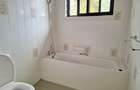 5 Bed House with En Suite at Close To Un - 14
