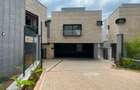 5 Bed Townhouse with En Suite in Brookside - 1