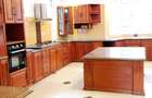 5 Bed House with En Suite in Nyari - 11