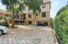6 Bed House with En Suite in Ridgeways - 8
