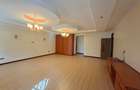 5 Bed House with En Suite at Close To Un - 13