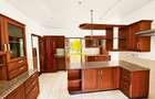 5 Bed House with En Suite in Rosslyn - 4