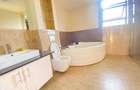 4 Bed Apartment with En Suite at Riverside Drive - 13