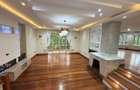 10 Bed House with En Suite in Nyari - 11