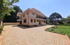 5 Bed House with En Suite in Lavington - 1