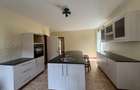 5 Bed House with En Suite at Rhino Park Road - 10