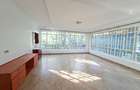 5 Bed House with En Suite at Close To Un - 11