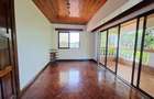 5 Bed House with En Suite at Close To Un - 9