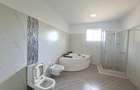 5 Bed House with En Suite at Close To Un - 14