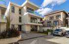 5 Bed House with En Suite in Lavington - 1