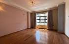 4 Bed Apartment with En Suite in Riverside - 17