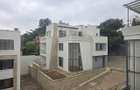 5 Bed House with En Suite in Lavington - 1