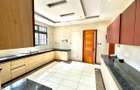 6 Bed Townhouse with En Suite in Nyari - 18