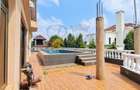 6 Bed House with En Suite in Ridgeways - 10