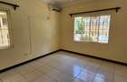 4 Bed House with En Suite at Hr93 - 10