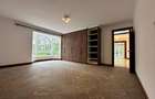5 Bed House with En Suite in Rosslyn - 9