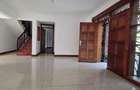 6 Bed Townhouse in Rosslyn - 2