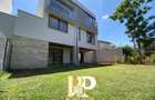 5 Bed Townhouse with En Suite in Brookside - 1