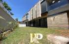 5 Bed Townhouse with En Suite in Brookside - 2