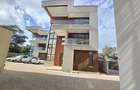 5 Bed House with En Suite in Lavington - 1