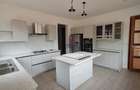 4 Bed House with En Suite in Ridgeways - 3