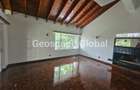 4 Bed House with En Suite in Rosslyn - 2