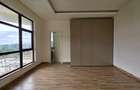 4 Bed Apartment with En Suite in Riverside - 13