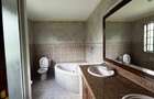 5 Bed Townhouse with En Suite in Spring Valley - 17
