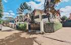 6 Bed House with En Suite in Lavington - 2