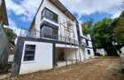 6 Bed House with En Suite at Lavington - 1