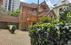 5 Bed House with En Suite in Lavington - 1