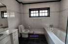 4 Bed Townhouse with En Suite at Riverside Dr - 11