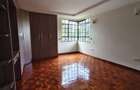 4 Bed Townhouse with En Suite at Close To Isk - 11