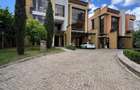5 Bed Townhouse with En Suite in Lavington - 1