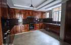6 Bed Townhouse with En Suite at Lavington - 4