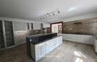 4 Bed House with Garden in Rosslyn - 11