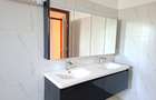 5 Bed House with En Suite at Close To Un - 15
