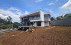 5 Bed Villa with En Suite in Nyari - 1