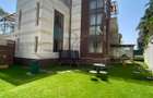 6 Bed House with En Suite in Lavington - 1