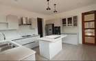 5 Bed House with En Suite in Ridgeways - 6