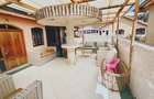 6 Bed House with En Suite in Lavington - 4