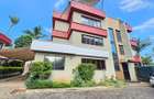 5 Bed House with En Suite in Lavington - 3