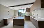 6 Bed House with En Suite in Nyari - 3