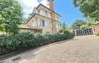 5 Bed House with En Suite in Lavington - 4