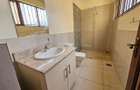 6 Bed House with En Suite in Lavington - 20