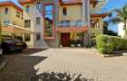 5 Bed Townhouse with En Suite at Lavington - 1